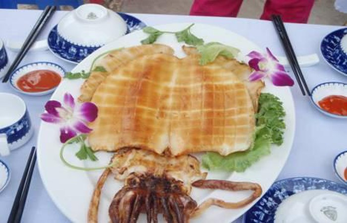 Mực một nắng: Mực một nắng của Phan Rang có vị thơm, mềm và ngọt bởi cái vị rất riêng của biển Ninh Thuận. Du khách trong và ngoài nước mỗi khi đến đây đều không thể bỏ qua đặc sản tuyệt vời này. Ảnh: TTDL.
