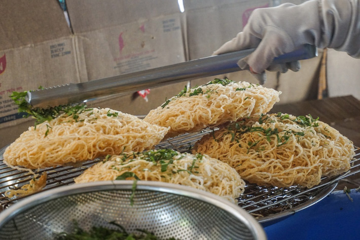 Nếu những chiếc pizza truyền thống mang đặc trưng với phần đế là bột nướng thì người miền Tây lại sáng tạo bằng một loại nguyên liệu rất quen thuộc, sợi hủ tiếu.