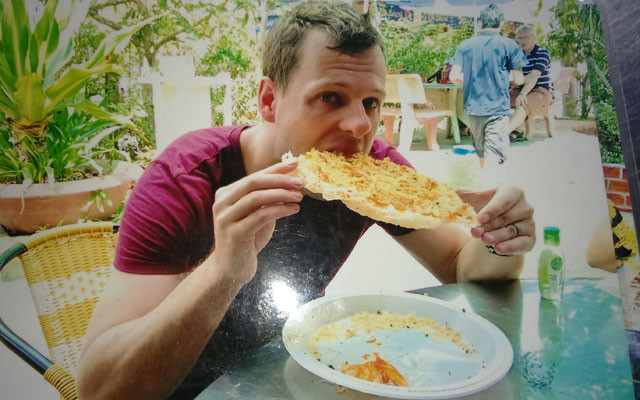 Phần ăn hoàn chỉnh nhìn bắt mắt, đặc sắc không kém gì món pizza hảo hạng của phương Tây. Giá bán hiện nay: 20.000 – 30.000 đồng/đĩa.