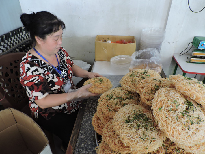 Hủ tiếu khi chiên xong cho vào dĩa. Rắc một ít rau thơm lên trước và kế đến là thịt khìa (hoặc chả, trứng chiên), sau cùng là rưới nước cốt dừa sữa, rắc một ít đậu phộng rang giã giập lên.