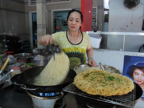Mặt khác, sợi hủ tiếu đem chiên cũng phải được lựa chọn kỹ, không bị chua, có độ dai nhất định, màu trắng ngà, hơi trong và có mùi gạo tự nhiên.