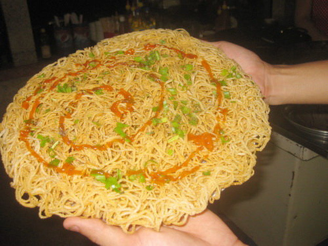 Bẻ miếng bánh hủ tiếu chiên giòn cho vào miệng nhai giòn tan. Vị mặn mặn, béo béo, chua chua, cay cay, lan tỏa trong vòm miệng thất hấp dẫn.