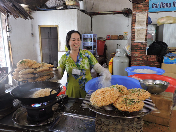Món này ăn kèm với nước mắm chua cay hoặc tương cay tùy thích. Dùng đũa bẻ một miếng bánh hủ tíu chiên giòn thịt khìa sữa, nước cốt dừa cho vào miệng nhai chậm rãi, bạn sẽ “ngậm mà nghe” cái giòn tan của hủ tíu, vị béo của nước cốt dừa; vị ngọt, dai, đậm đà của thịt.