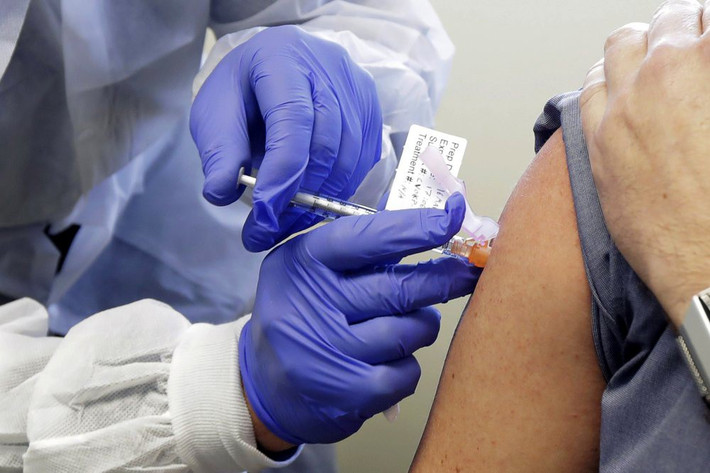 Bốn trong 45 tình nguyện viên tại Mỹ đã được tiêm mũi đầu tiên của một loại vaccine thử nghiệm phòng ngừa Covid-19 (virus corona chủng mới) hôm 16/3.