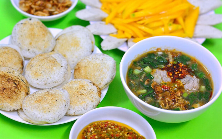 Bánh căn: Là món ăn đặc sản Phan Thiết đơn giản nhưng lại được nhiều du khách ưa chuộng. Được làm từ bột gạo tẻ cùng với nước chấm đậm đà hương vị.