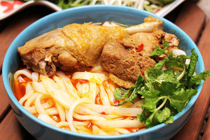 Mì Quảng Phan Thiết: Nhắc tới Mì Quảng người ta thường nhớ đến Quảng Nam nhưng đây cũng là một món ăn đặc trưng riêng của Phan Thiết. Bạn nên ăn thử món ăn này khi tới Phan Thiết để thấy sự khác biệt.