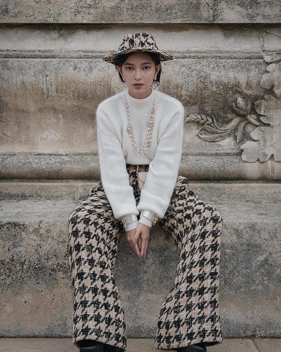 Street style của người đẹp này mang một chút gì đó vừa độc lạ, vừa có chút nổi loạn cá tính nhưng cũng không kém phần sexy, mạnh mẽ.