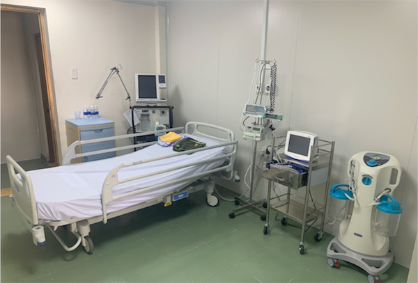 Bệnh nhân nghi nhiễm Covid-19 đã được đưa đến Bệnh viện dã chiến sáng ngày 13/3 và đã được cách ly tại phòng cách ly áp lực âm của khu 1. Ảnh: Kinhtedothi.
