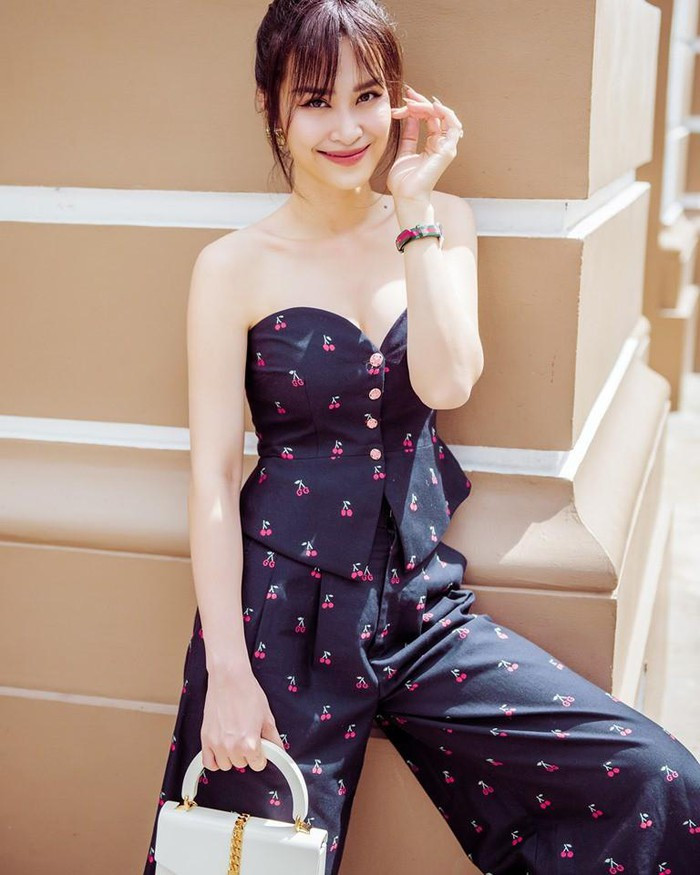 Đông Nhi ngày càng chăm diện những trang phục tối giản đi kèm hàng hiệu và lối trang điểm nhẹ nhàng, ăn gian tuổi.