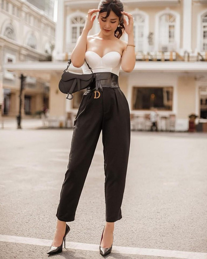 Bộ đồ cúp ngực nhấn eo làm tôn lên các đường cong nóng bỏng của nữ ca sĩ.