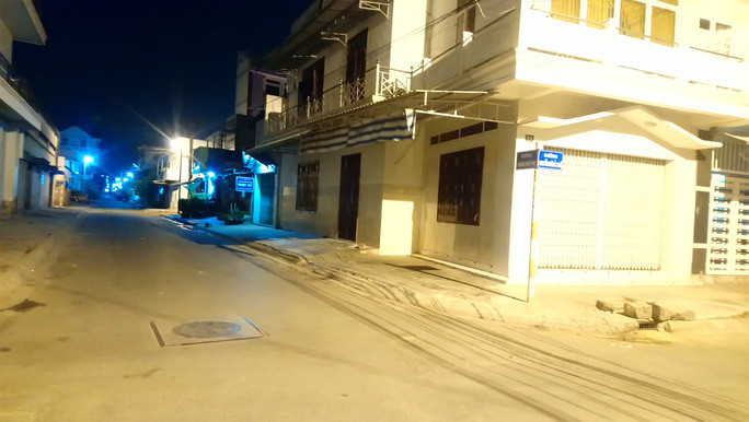 Hai căn nhà nơi bệnh nhân số 38 và căn nhà mẹ bệnh nhân này đang ở hiện đang đóng kín cửa, không còn người cư trú. Ảnh: NLD.