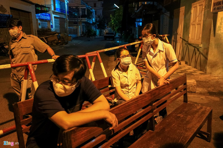 Các cán bộ y tế cũng có mặt tại khu vực cách ly ở Phan Thiết ngay trong đêm nhằm hỗ trợ kiểm soát thân nhiệt người dân. Ảnh: Zing.