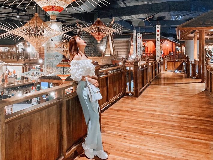Áo trễ vai tay bồng được bạn gái tin đồn của Ngô Kiến Huy phối cùng quần suông thanh lịch.