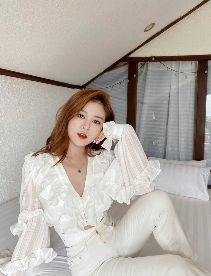 Mỹ nhân sinh năm 1990 diện cả cây trắng ton sur ton sang chảnh.