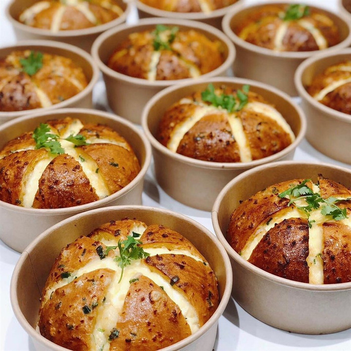 Bánh mì phô mai bơ tỏi Hàn Quốc không còn quá xa lạ với giới trẻ Việt Nam, chỉ cần gõ cụm từ này trên các trang mạng xã hội lập tức hiện ra hàng ngàn kết quả quảng cáo.