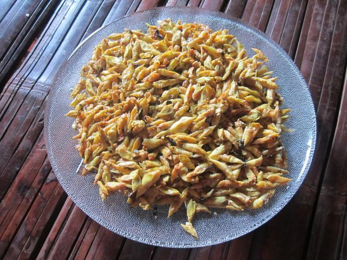 Món ăn từ nhộng sâu muồng đang trở thành đặc sản và được nhiều người dân thành phố ưa chuộng. Người bán thì kiếm bộn tiền nhờ việc “đội giá” lên cao ngất ngưởng.
