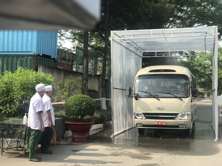 Trong buổi diễn tập, lực lượng vũ trang sẽ xử lý tình huống có 15 trường hợp có triệu chứng ho, sốt, khó thở; trong đó có hai trường hợp nặng trong tổng 550 công dân Việt Nam cách ly. Xe chở người bị nghi nhiễm, trước khi vào khu cách ly đều được khử trùng. Ảnh: PLO.