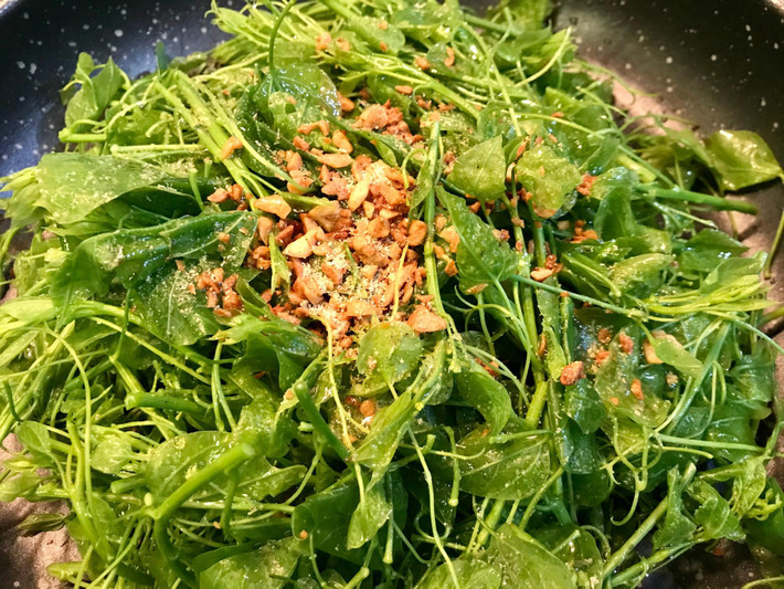 Khi chế biến rau bò khai cũng phải cần được vò qua và rửa sạch thì mới có thể thành món ngon được vì làm như vậy, bò khai mới dễ ngấm gia vị.