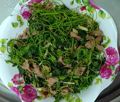 Điển hình như món rau bò khai xào với thịt bò, người ta rửa rau sạch, để ráo, đổ dầu vào chảo đun nóng phi tỏi thơm, cho thịt bò vào xào sơ rồi cho rau vào, thêm muối, mì chính xào nhanh tay là có ngay đĩa rau xanh mướt, thanh ngọt.