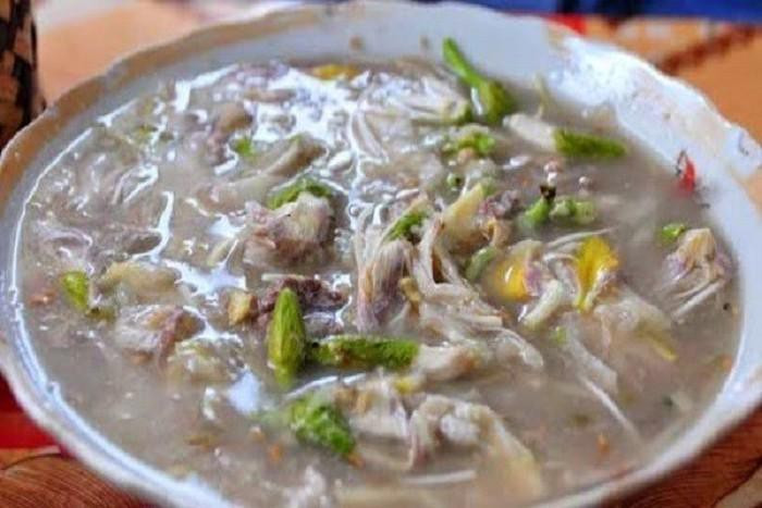Canh hoa ban cũng là một món ăn ngon với hương thơm và vị ngọt mát mà không cần cho mì chính. Cánh hoa mềm mà không bị nát, thế mới biết công phu chế biến của người Thái khéo léo đến thế nào.