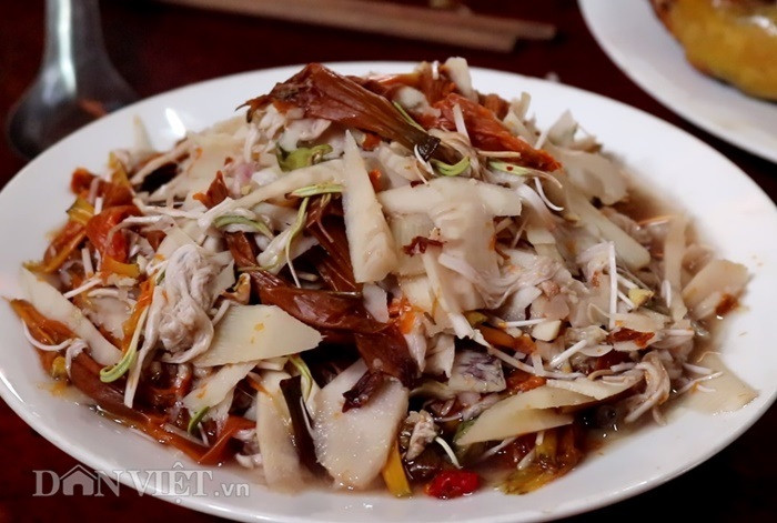 Những bông hoa dại "Bó Píp" sau khi hái về thường được đem rửa sạch để làm nộm với hoa ban. Ảnh: Dân Việt.