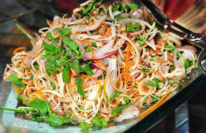 Món ăn dân dã vừa ngon miệng, vừa rẻ tiền này nay đã về với phố thị, làm món khai vị trong những bữa tiệc cưới, nhà hàng...