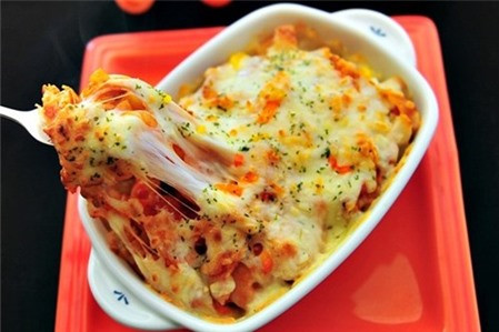Mì tôm trộn phô mai "bỏ lò" cũng là cách ăn mì siêu độc. Với món này, đầu tiên bạn cần chế biến nước sốt pho mát, bơ sữa. Ảnh: BS.