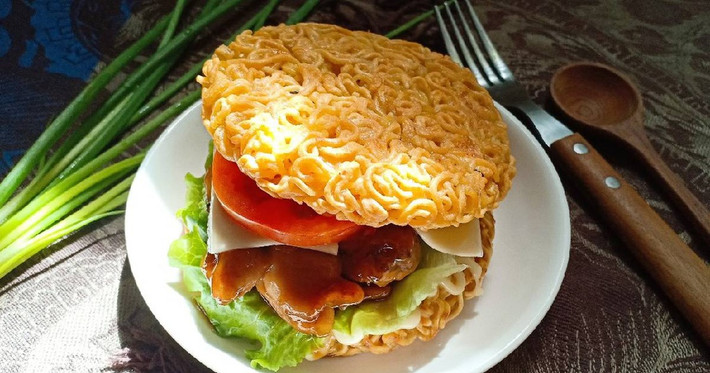 Hamburger mì tôm: Thay vì sử dụng bánh mì làm vỏ ngoài, mì tôm ép giòn sẽ là biến tấu thú vị cho món ăn. Bên cạnh những nguyên liệu cơ bản, bạn nên kết hợp cùng phô mai và các loại sốt để chiếc bánh trở nên hấp dẫn hơn.