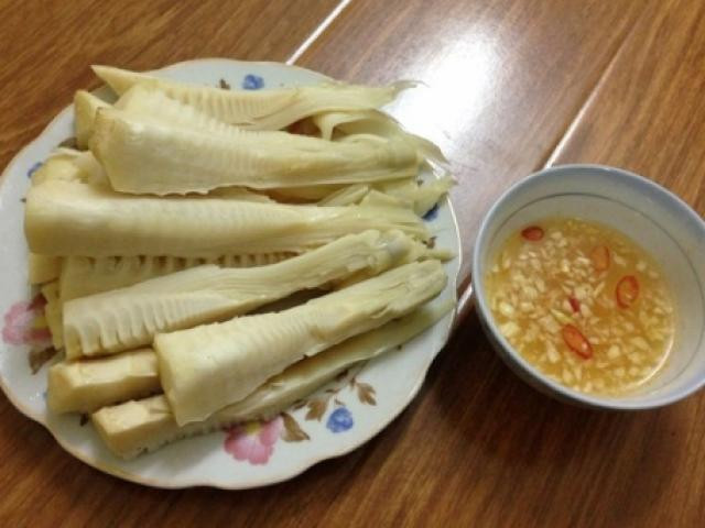 Món đơn giản nhất mà bạn có thể làm là măng luộc. Dù cực kỳ đơn giản nhưng măng tươi luộc chấm mắm tôm hoặc mắm tỏi ớt là món ăn khoái khẩu của nhiều người. Ảnh:Phunutoday.