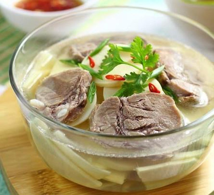 Măng củ tươi nấu sườn. Món này thanh mát, mang giòn ngọt nước canh cũng rất ngọt hợp với ai mê mẩn món măng rừng. Ảnh: Bepgiadinh.