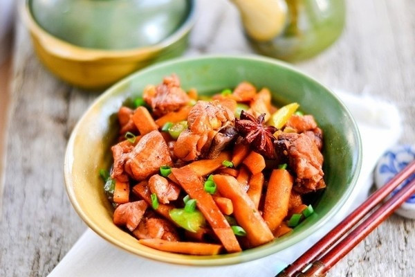 Thịt gà kho măng là món ăn dễ làm nhưng lại rất trôi cơm, vị cay của ớt thấm trong thịt gà, trong từng khúc măng giòn giòn, đậm đà. Ảnh: Internet. Video "Chế biến món ngon từ nấm đông cô". Nguồn: VTC.