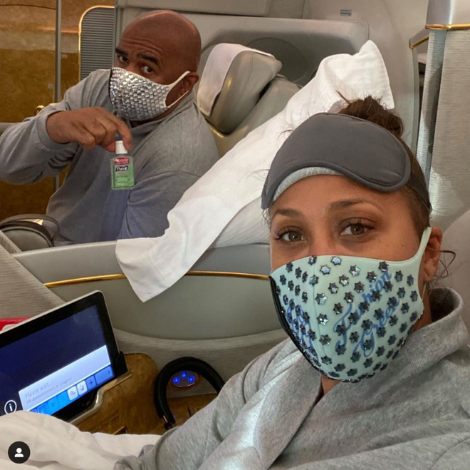 Cuối tháng 2, Steve Harvey cùng vợ Marjorie có chuyến du lịch Ai Cập. Cặp ngôi sao người Mỹ diện trang phục đôi đơn giản, đeo khẩu trang lấp lánh tương tự nhau. Ngoài ra, nam diễn viên cũng không quên khoe ra chai nước rửa tay diệt khuẩn.
