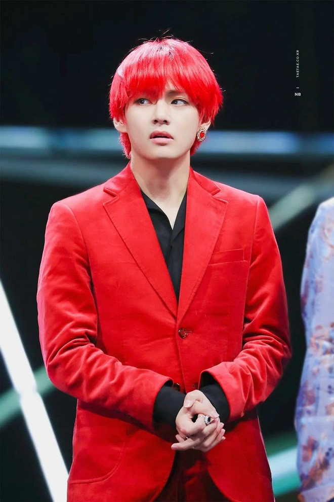 Tại Mnet Asian Music Awards 2018 (MAMA) ở Hồng Kông (Trung Quốc), V nhuộm đỏ cả khán đài bằng áo khoác, mái tóc, khuyên tai đều màu đỏ.