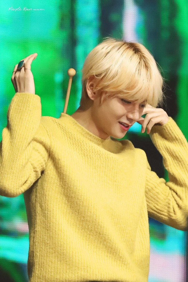 Tại Golden Disc Awards 2019, V lại tiếp tục chinh phục khán giả bởi cách phối đồ từ tóc tới áo len đều màu vàng.