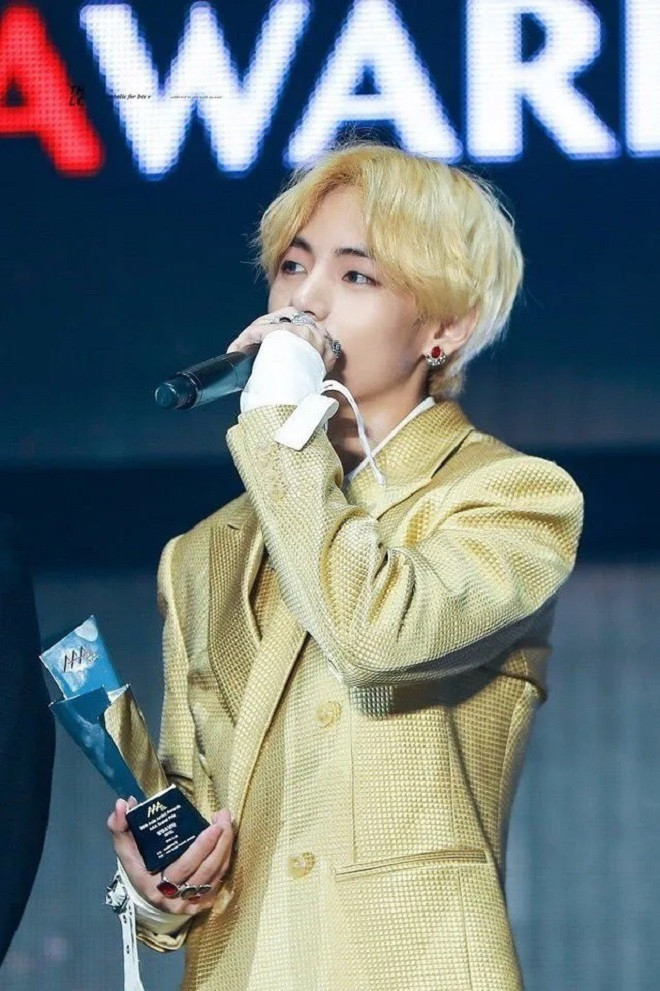 Tại Asia Artist Awards (AAA) năm 2018, thành viên nhóm nhạc BTS gây bất ngờ khi xuất hiện với tông màu vàng từ đầu đến chân.