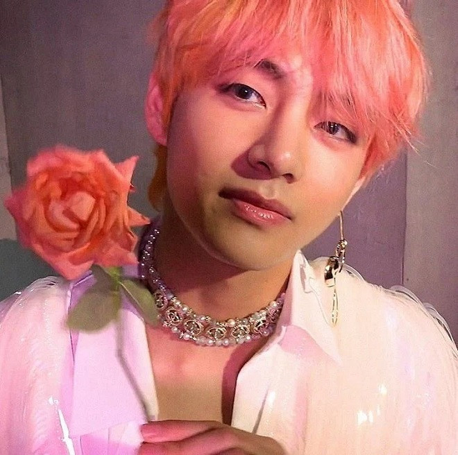 V chụp hình quảng bá cho album Love Yourself: Answer với tông cam đào.