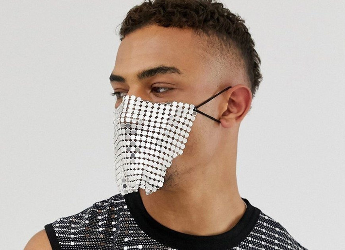 Tháng 8/2018, ASOS - nhà bán lẻ thời trang Anh - khiến cộng đồng mạng tranh cãi khi mở bán chiếc mặt nạ bạc lấp lánh. Theo quảng cáo, sản phẩm bao gồm miếng bạc rũ xuống và dây chun co giãn.