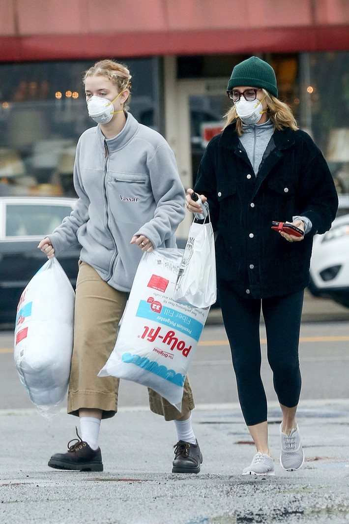 Nữ diễn viên Felicity Huffman cùng con gái xuống phố mua sắm mùa đại dịch. Cô chọn khẩu trang chống độc, đeo mắt kính, đội nón len để bảo vệ sức khỏe.