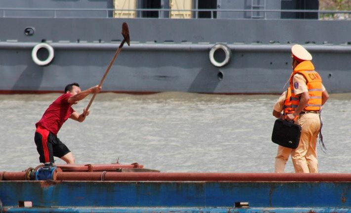 Những tình huống giả định gay cấn được đưa ra diễn tập như CGST đường thủy tiến hành kiểm tra tàu hàng thì bị chủ tàu kháng cự, dùng vũ khí tấn công lại. Lực lượng CSGT đã nhanh chóng trấn áp và bắt giữ các đối tượng.