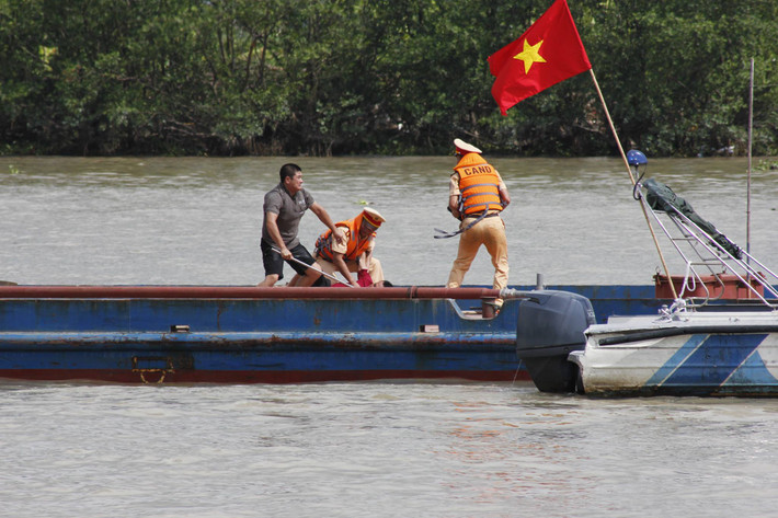 Lực lượng tham gia gồm CSGT đường thủy Công an TP Hải Phòng kết hợp với Bộ đội Biên phòng Cảng Hải Phòng, Cảng vụ Hàng hải Hải Phòng, Xí nghiệp An toàn hàng hải Đông Bắc bộ, Trung tâm phối hợp Tìm kiếm cứu nạn khu vực 1 và chính quyền địa phương.
