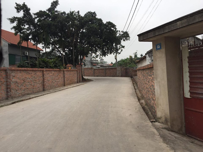 Càng đến gần chùa càng hẹp hơn và không được trải nhựa.