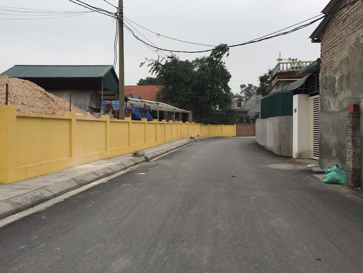 Đường dẫn lên chùa Hoa Yên lại khá hẹp.