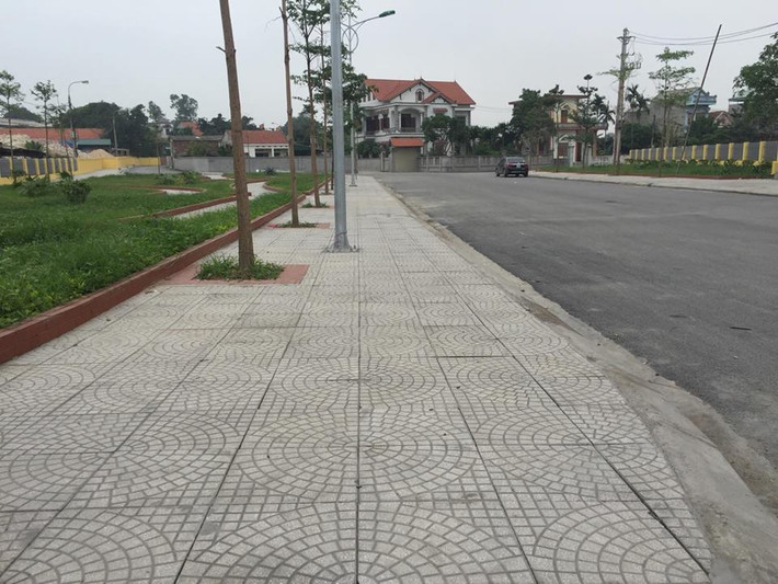 Vỉa hè rộng rãi được lát đá cẩn thận với hệ thống đèn chiếu sáng cây xanh, nhưng tâm đường chiếu thẳng cổng nhà Chủ tịch UBND Thị xã Đông Triều.