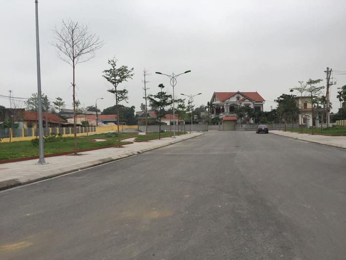 Nếu từ đường Nguyễn Bình nhìn thẳng tầm mắt, ngôi biệt thự của Chủ tịch UBND thị xã Đông Triều hiện lên đẹp đẽ, cao 3 tầng, mái đỏ, được bao quanh bởi khu vườn rộng với nhiều cây xanh, nổi bật hẳn so với khu vực xung quanh khiến người dân địa phương vô cùng ngưỡng mộ.