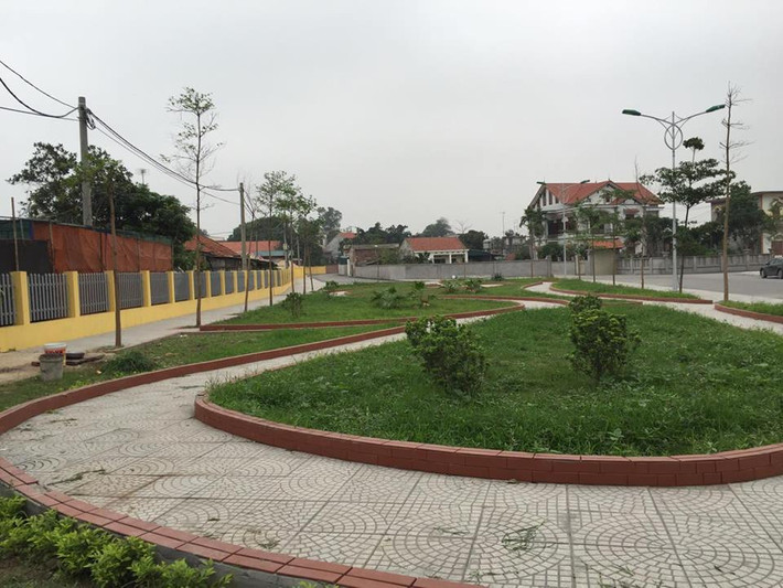 Đến nay, câu hỏi về việc ngôi nhà của Chủ tịch UBND Thị xã Đông Triều có liên quan gì đến dự án mở rộng tuyến đường trên vẫn đang được người dân quan tâm. Bởi nếu để đường lên chùa Hoa Yên theo chiều thẳng thì phải chạy dọc địa phận giáp ranh với tường bao Hợp tác xã gốm sứ Đông Thành. Tuy nhiên điều khó hiểu là khu đất này lại được sử dụng làm vườn hoa thay vì làm đường.