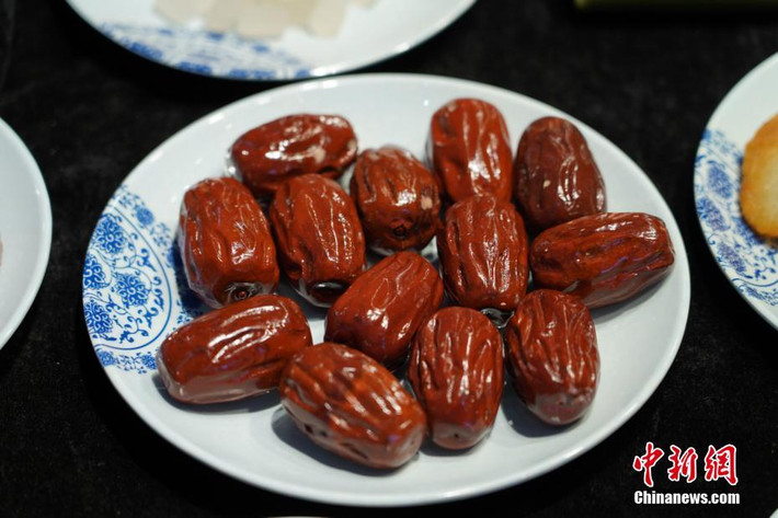 Có người còn chia sẻ rằng, họ có thể ngửi thấy mùi, cảm nhận được vị của những món ăn làm từ đá vì chúng quá giống thật. Dù nhìn gần hay nhìn xa, cũng khó lòng phân biệt thật giả.