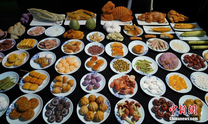 Mới đây, tại hội chợ triển lãm đá quốc tế Trung Quốc 2019, được tổ chức tại Côn Minh, Vân Nam, người xem không khỏi kinh ngạc và trầm trồ trước những bàn tiệc làm từ các loại đá.