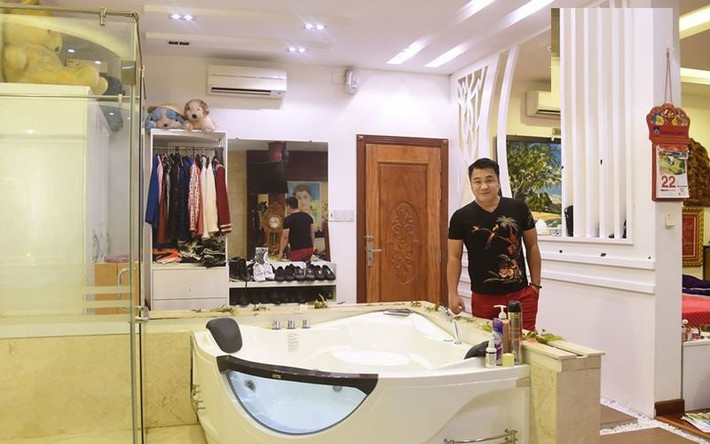 Phòng tắm toàn bộ bằng đá tượng trưng cho thổ, có bồn tắm lớn, kệ để hàng chục đôi giày.