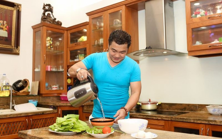 Toàn bộ tầng 2 là phòng ngủ của Lý Hùng với đầy đủ tiện nghi và nội thất sang trọng như khách sạn 5 sao.