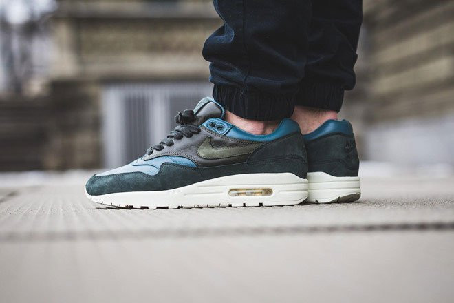 Đế giày Nike Air. Giày của phi hành gia trên Mặt Trăng có một lớp đệm để giảm chấn, đồng thời vẫn phải đảm bảo độ vững vàng để đảm bảo an toàn khi đi trên bề mặt toàn đá và bụi. Kỹ sư Al Gross làm việc trong nhóm nghiên cứu về giày nhận ra thiết kế này có thể ứng dụng vào ngành giày dép. Thay vì lớp nhựa thông thường, Gross nghĩ ra cách dùng các loại xốp để đưa vào đế giày, kết hợp với lớp đế trên chắc chắn, chịu được lực. Kỹ sư hàng không Frank Rudy đã tiếp cận Nike vào năm 1979 để đưa ra sáng chế tương tự, sau này trở thành đế giày Nike Air danh tiếng. (Ảnh: SneakerMag).
